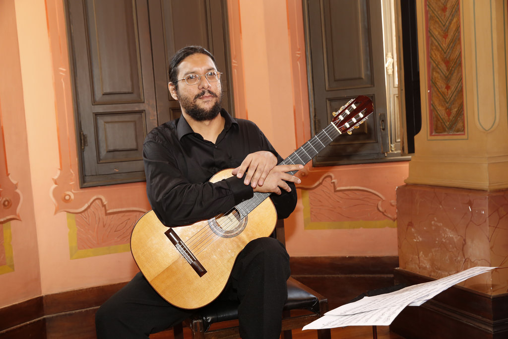 Arthur Philipp tocando violão